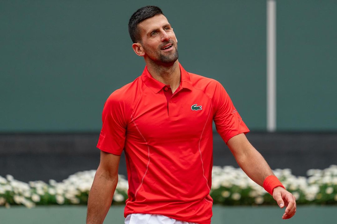 NOVAK DJOKOVIC SONRÍE DURANTE UN PARTIDO