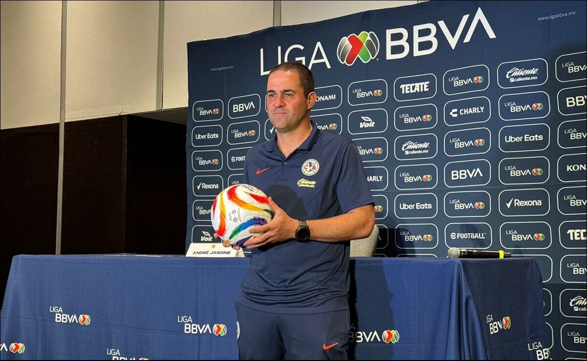 André Jardine en rueda de prensa con el Club América.