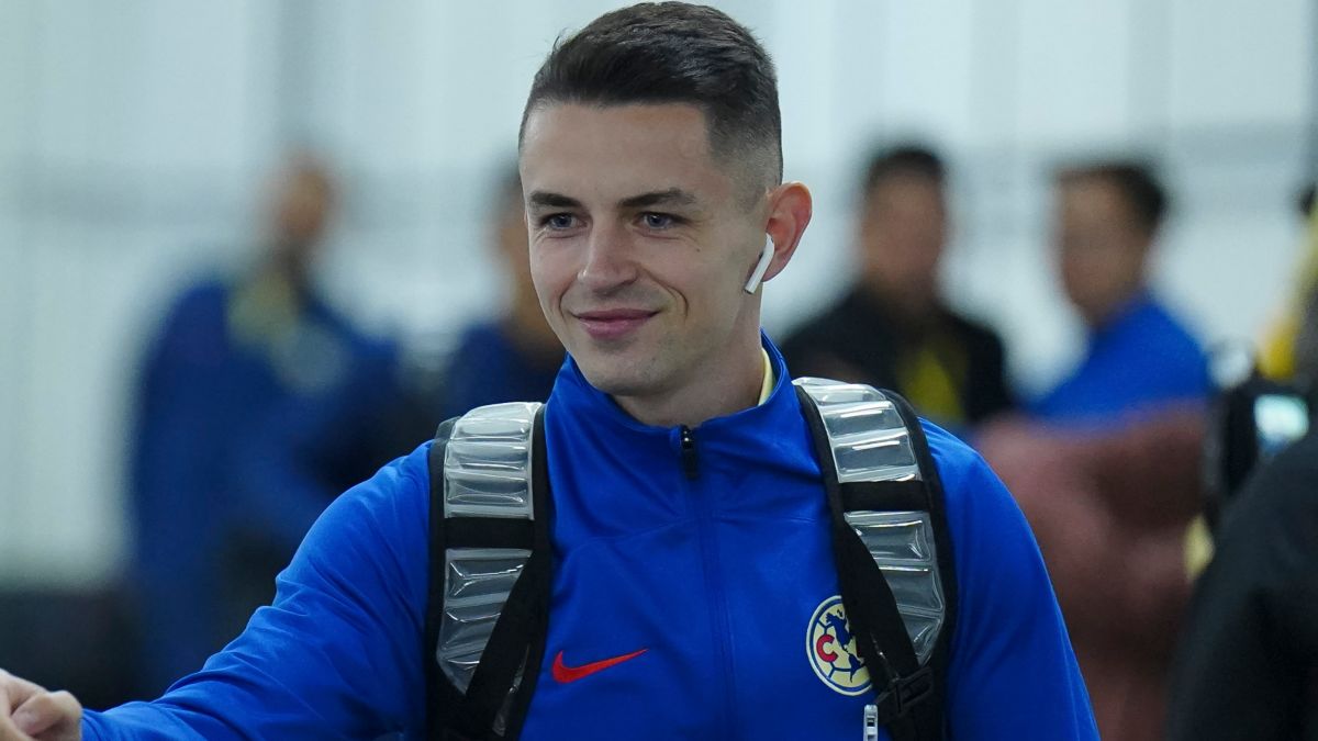 Álvaro Fidalgo en su llegada al Estadio Azteca.