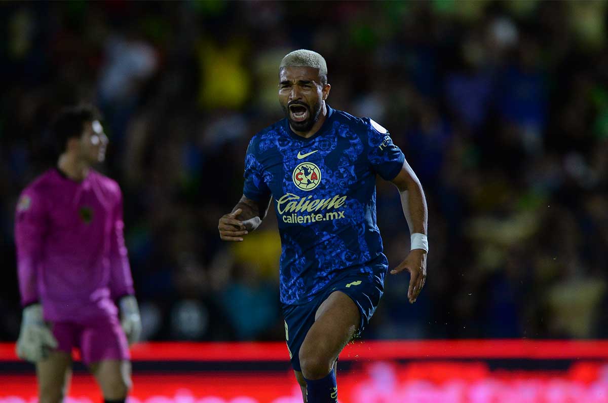 Rodrigo Aguirre en festejo de su primer gol con el América.