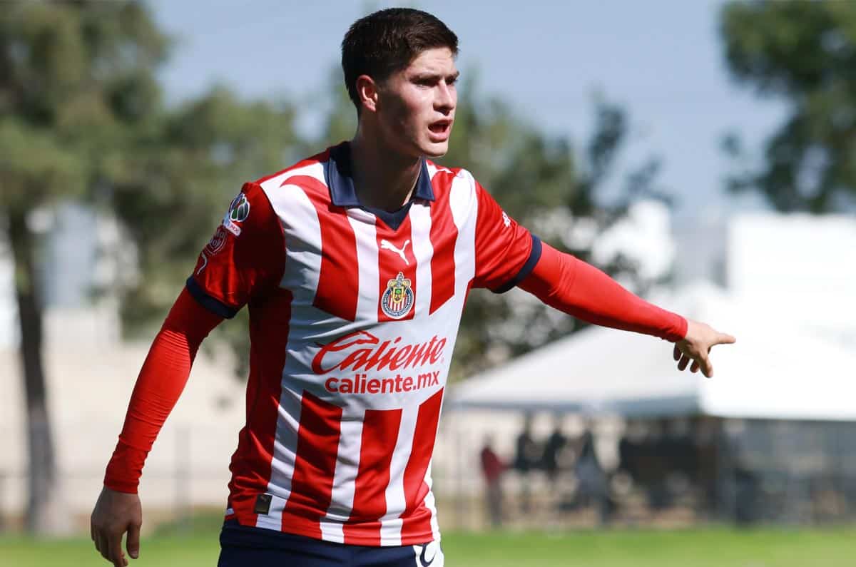 Armando González en juego con Chivas del Guadalajara.