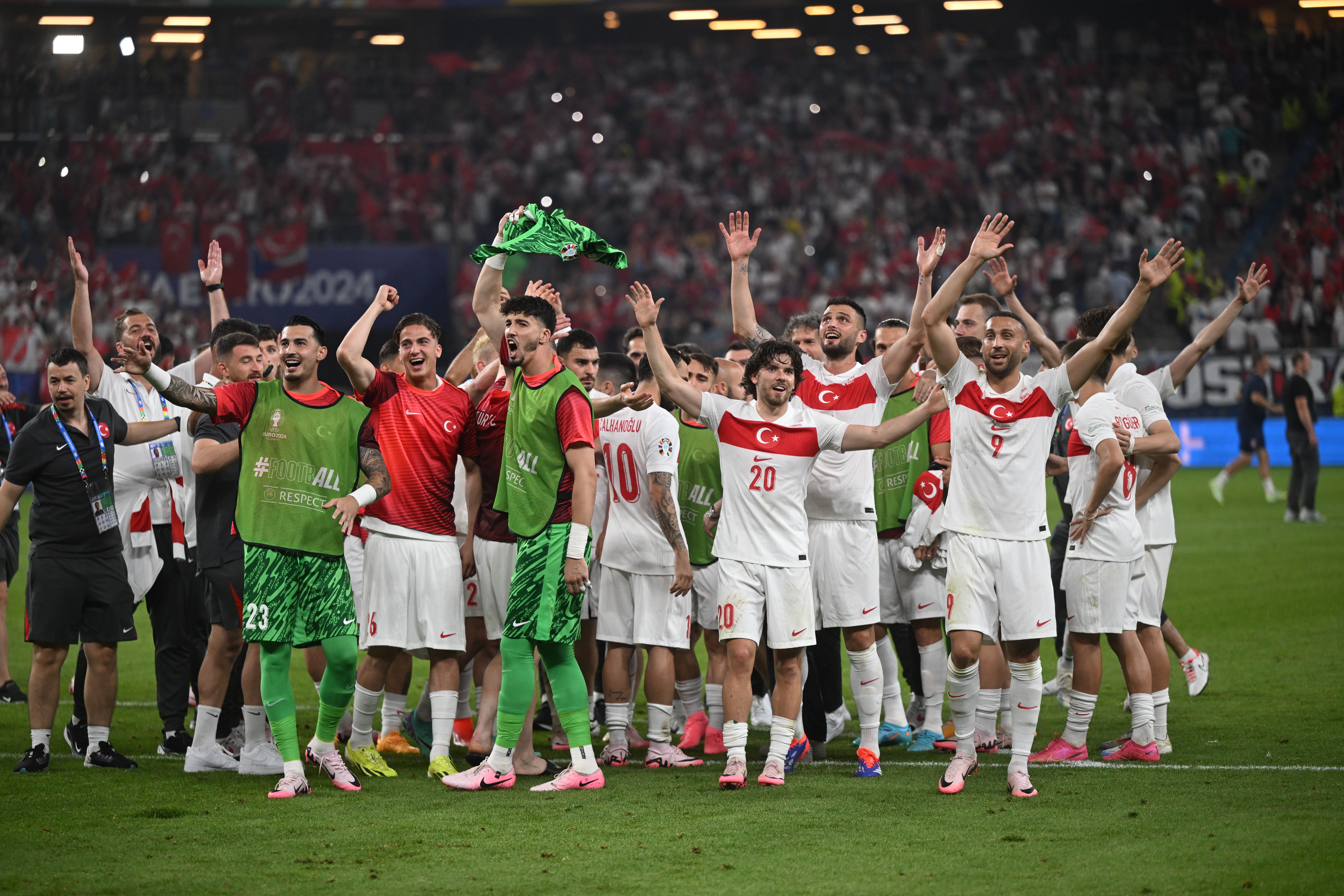 Turquía festeja su gran pase a cuartos de final en la Eurocopa 2024.