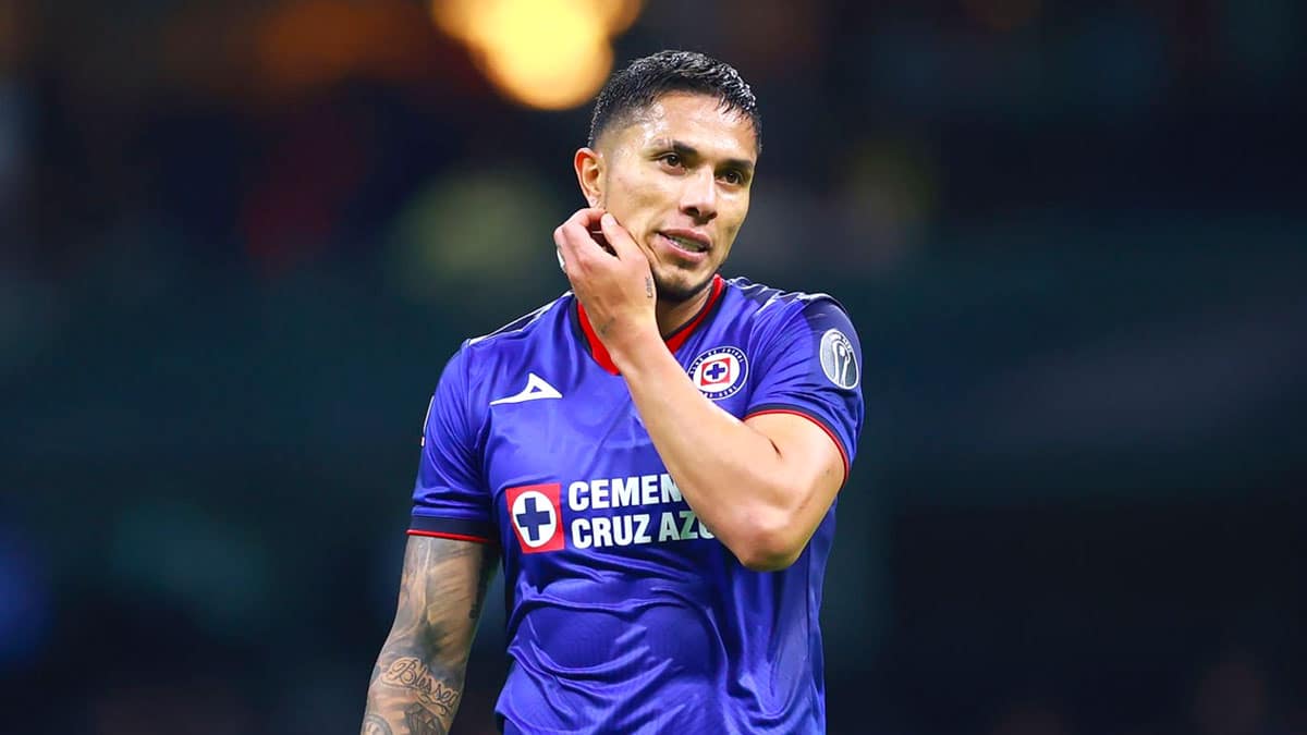 Carlos Salcedo en la final pasada con Cruz Azul.