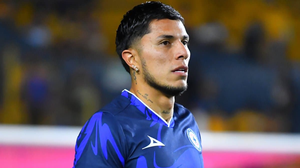 Carlos Salcedo en entrenamiento de Cruz Azul.