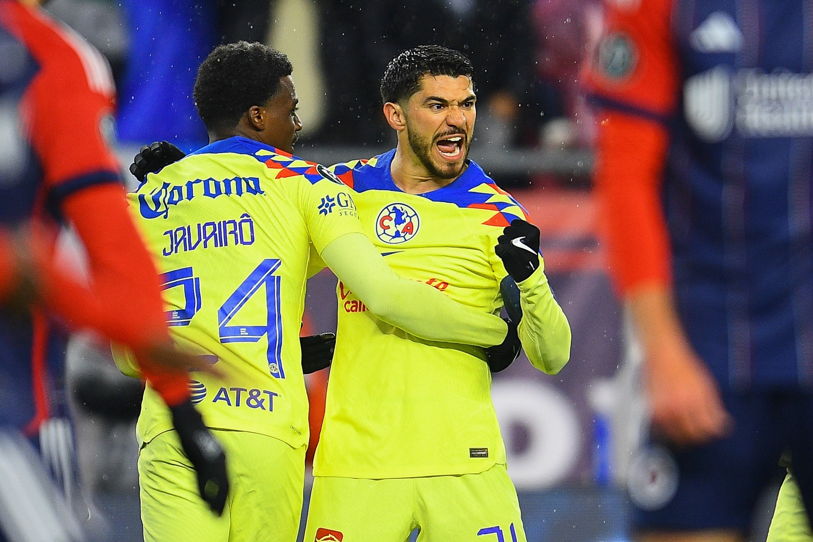 Henry Martin festeja gol con el Club América.