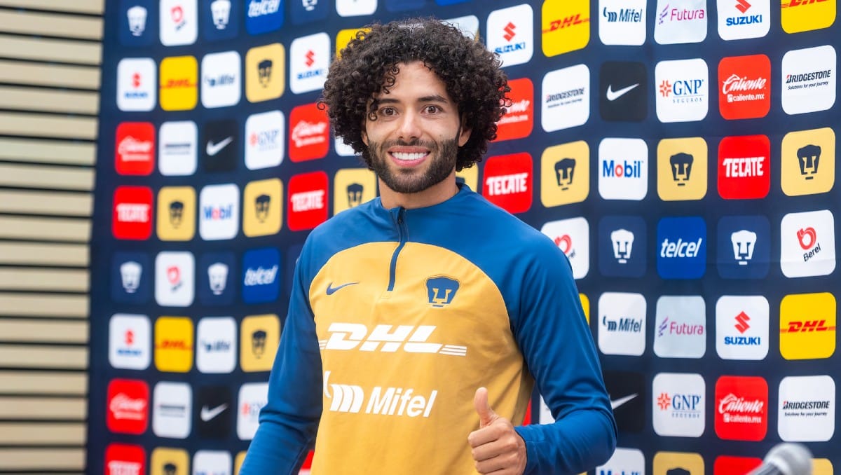 César Huerta en rueda de prensa con Pumas de la UNAM.