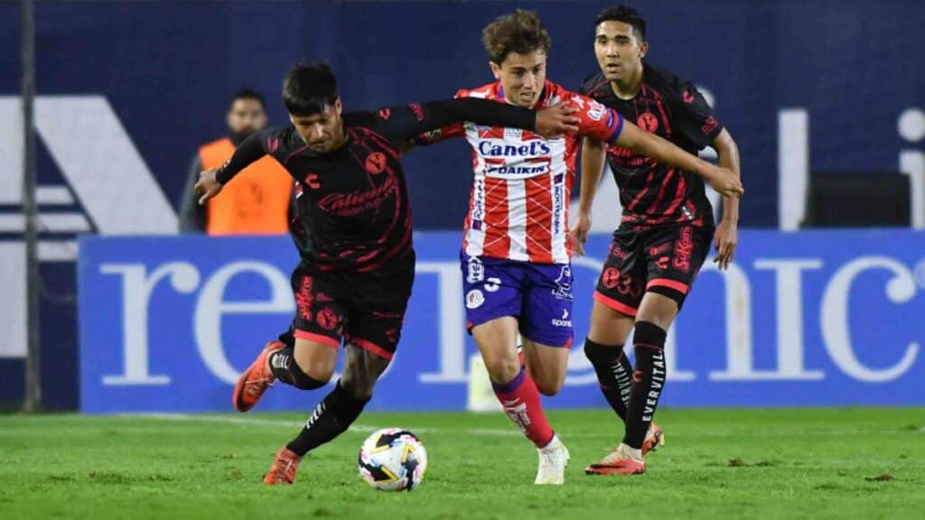 XOLOS Y SAN LUIS PELEAN FUERTE LA PELOTA