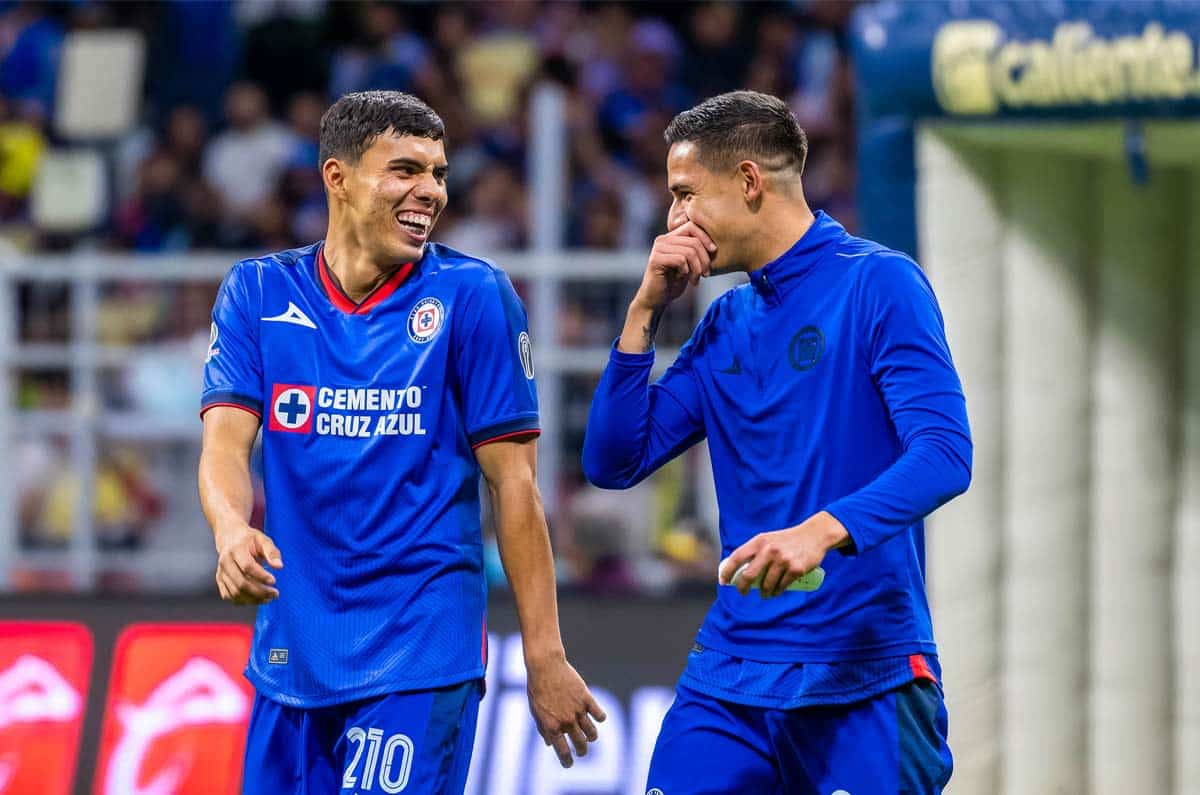 Jugadores de Cruz Azul en partido de la fecha 2 del AP2024.