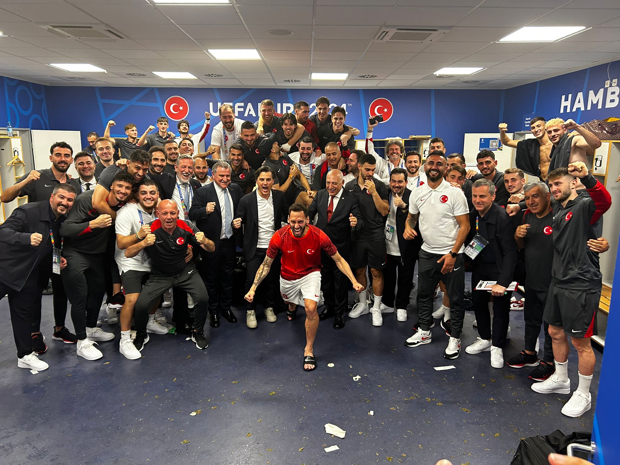 Jugadores y cuerpo técnico de Turquía festeja su pase en el vestidor.