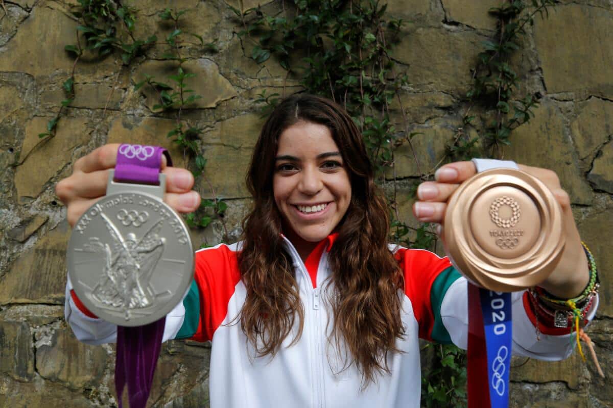 Alejandra Orozco con sus medallas en Tokio 2020.