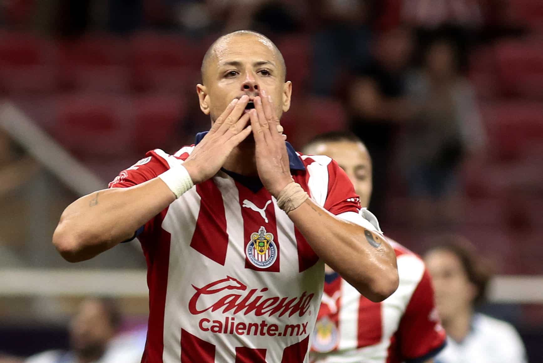 Chicharito Hernández festeja uno de sus goles en el torneo pasado.