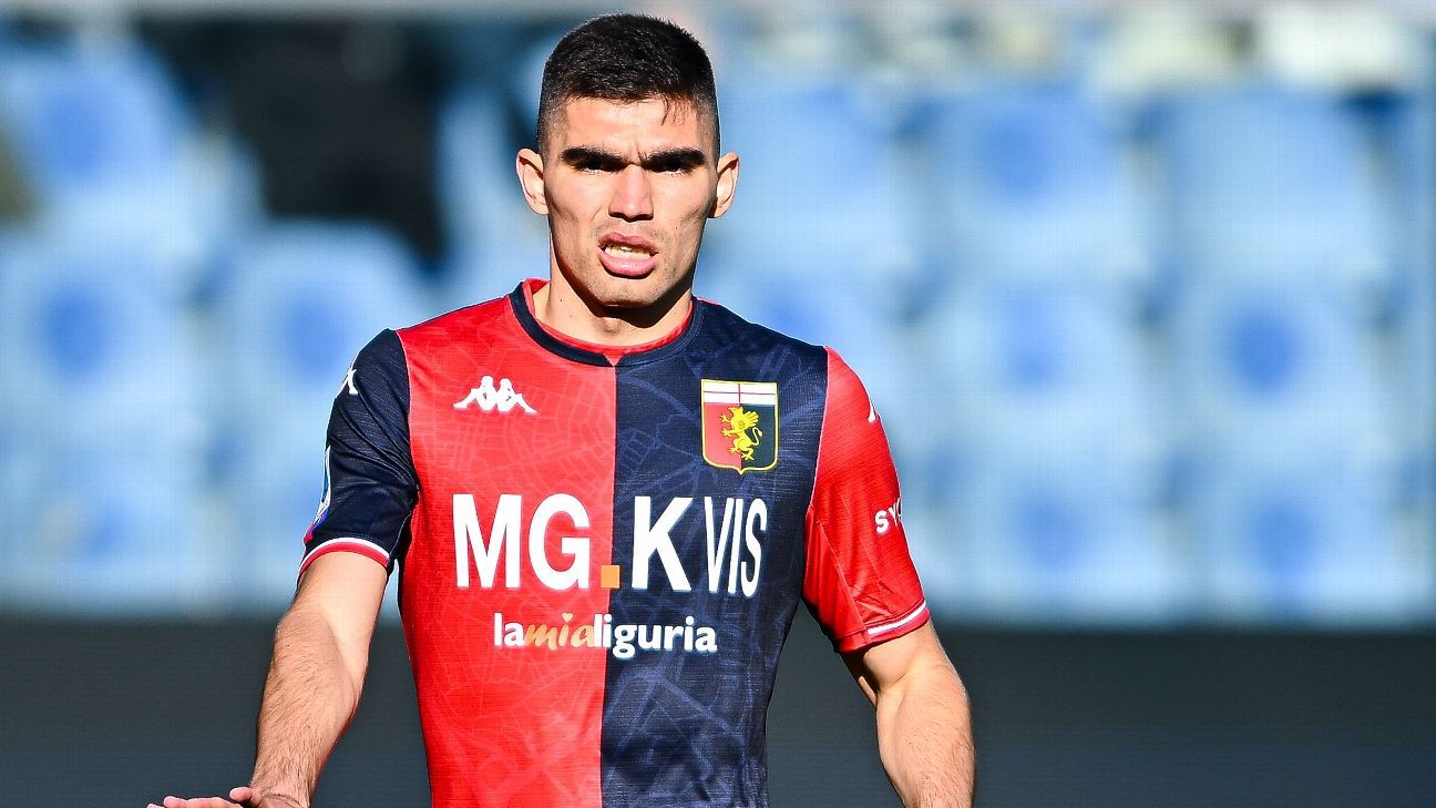 Johan Vásquez en partido de la Serie A con el Genoa.