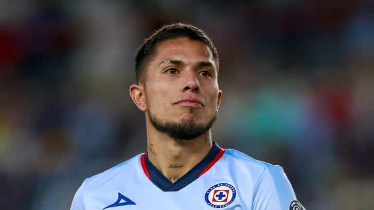 Carlos Salcedo en partido del Clausura 2024.