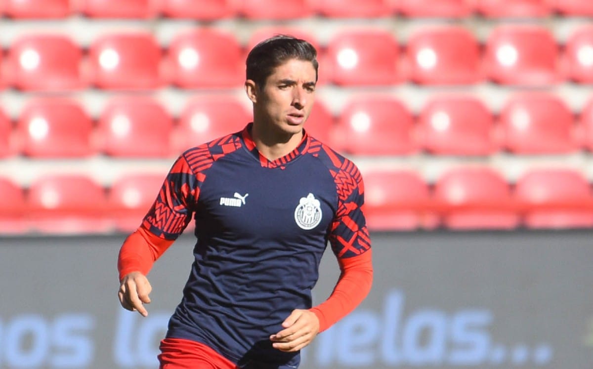 Isaác Brizuela en entrenamiento de Chivas del Guadalajara.