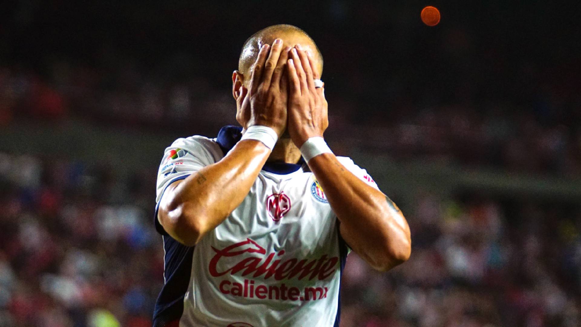 Chicharito Hernández se queja en partido de la jornada 2.