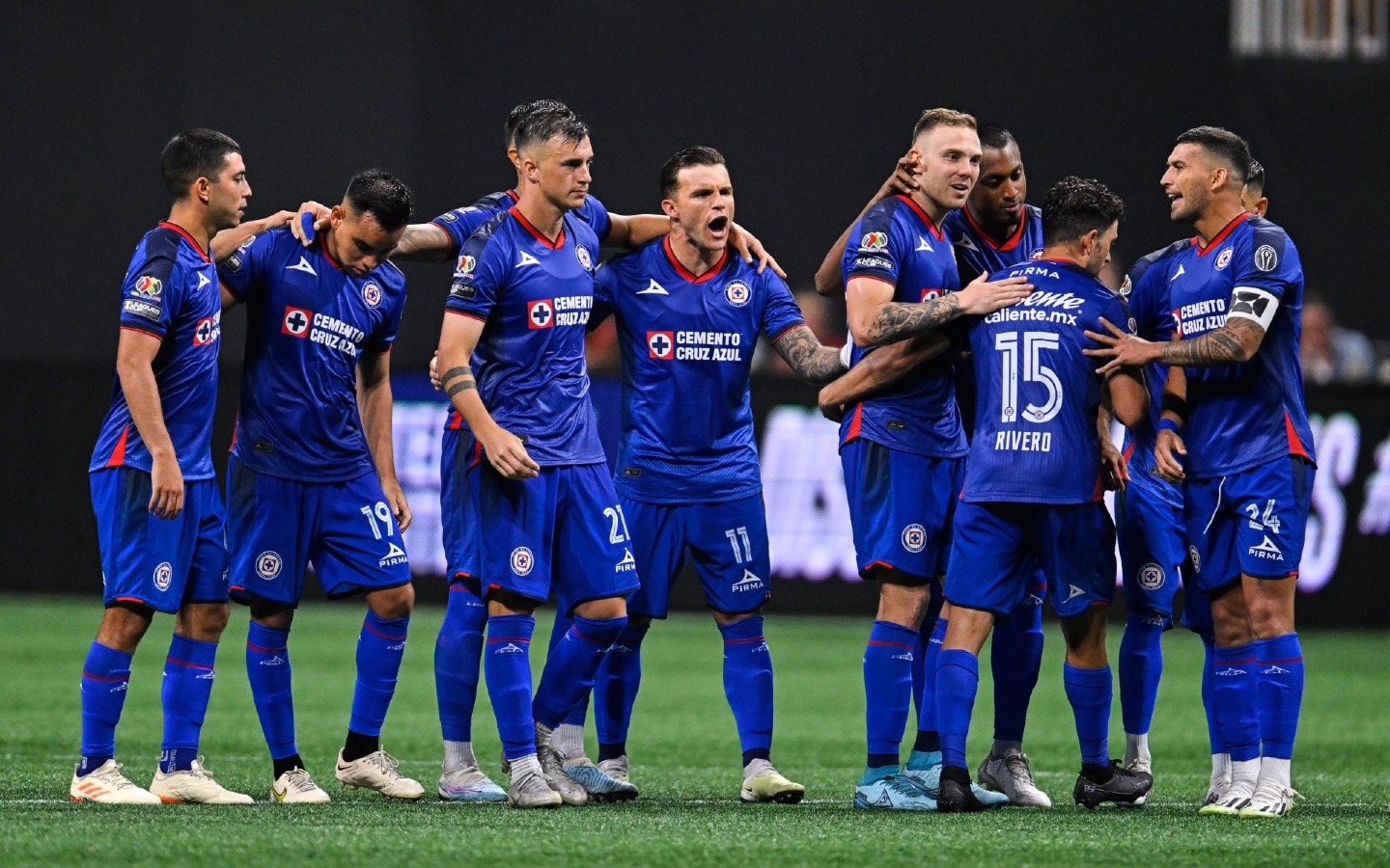 Jugadores del Cruz Azul en festejo del triunfo de esta semana.