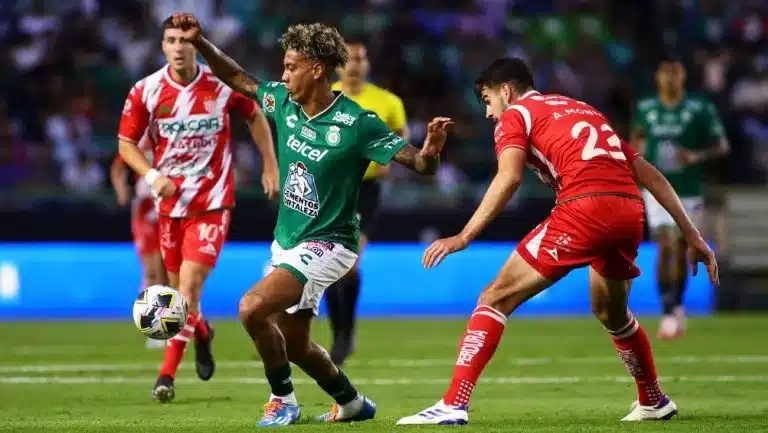 LEÓN Y NECAXAN PELEAN LA PELOTA