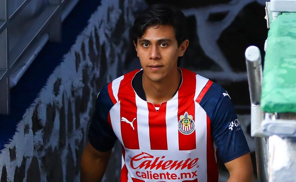 José Juan Macías saliendo del túnel del Estadio Akron.