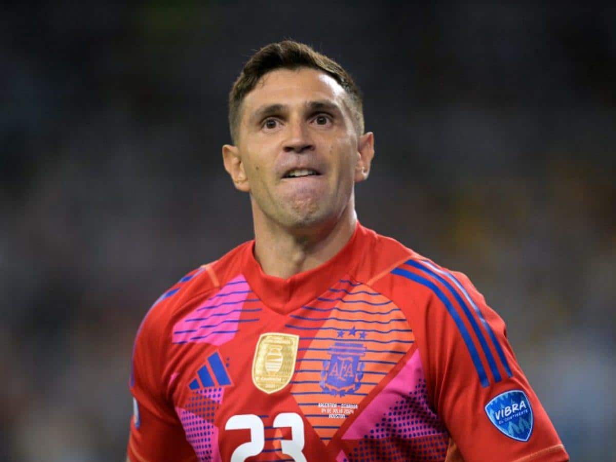 Emiliano Martínez en partido de la final con Argentina.