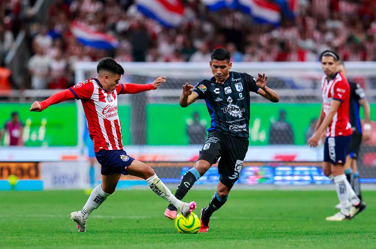 CHIVAS EN DISPUTA DE LA PELOTA ANTE QUERÉTARO