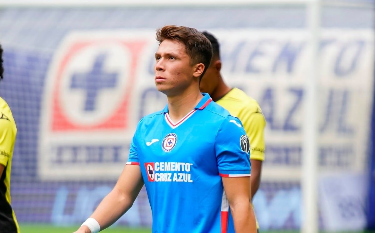 Rodrigo Huescas en partido con el Cruz Azul.