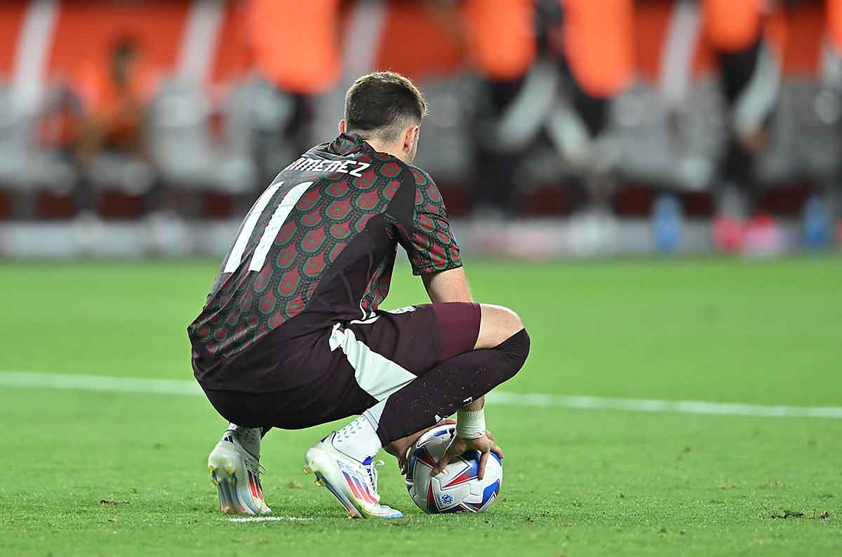 Santiago Giménez se lamenta eliminación en Copa América.