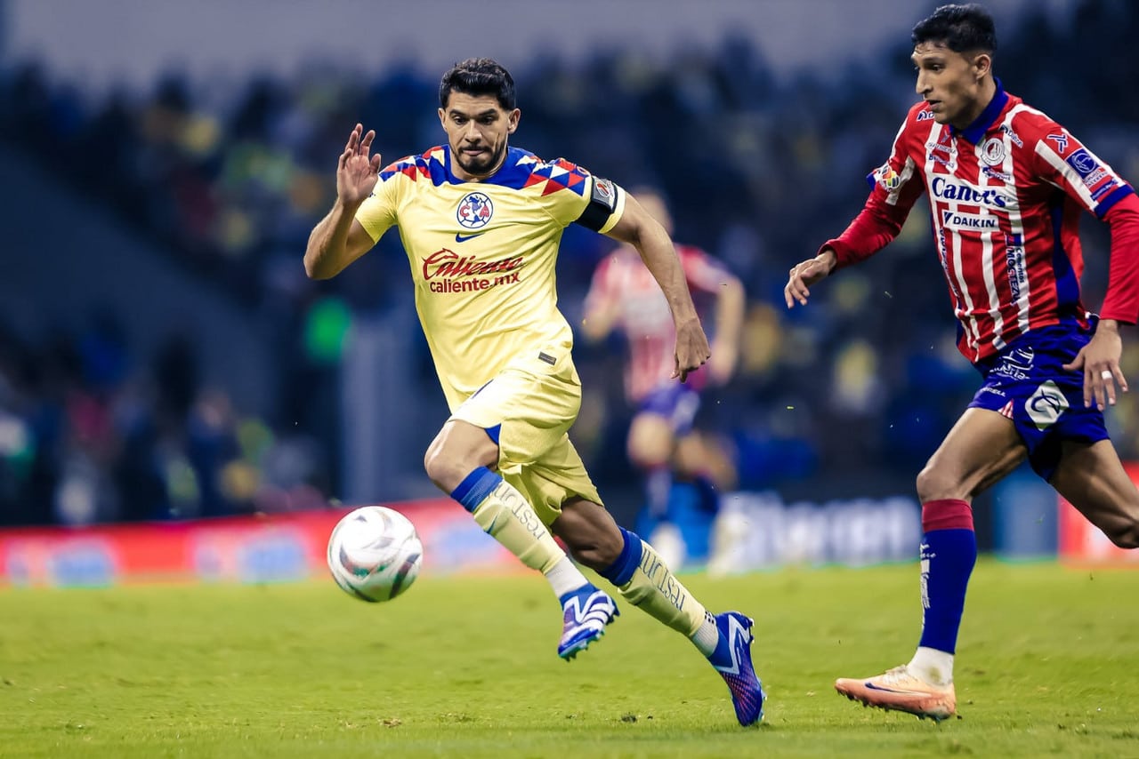 HENRY MARTIN CONDUCE LA PELOTA RUMBO LA PORTERIA