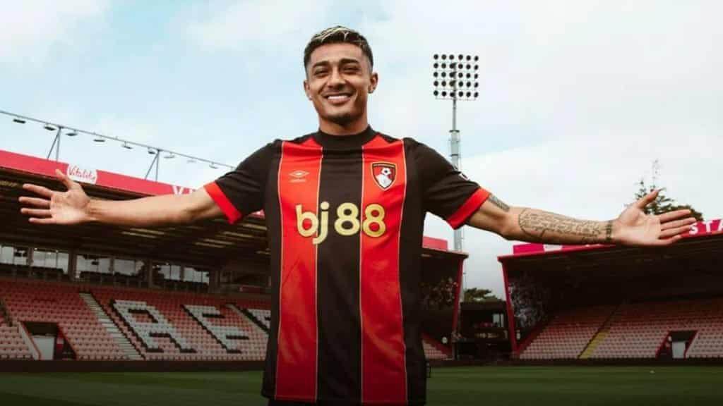 Julián Araujo ya fue presentado con el Bournemouth.