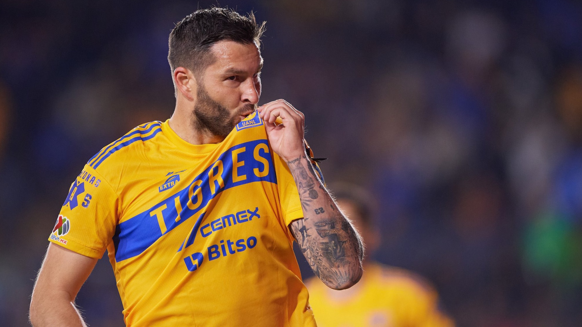 Gignac festeja un gol con la playera de Tigres de la UANL.