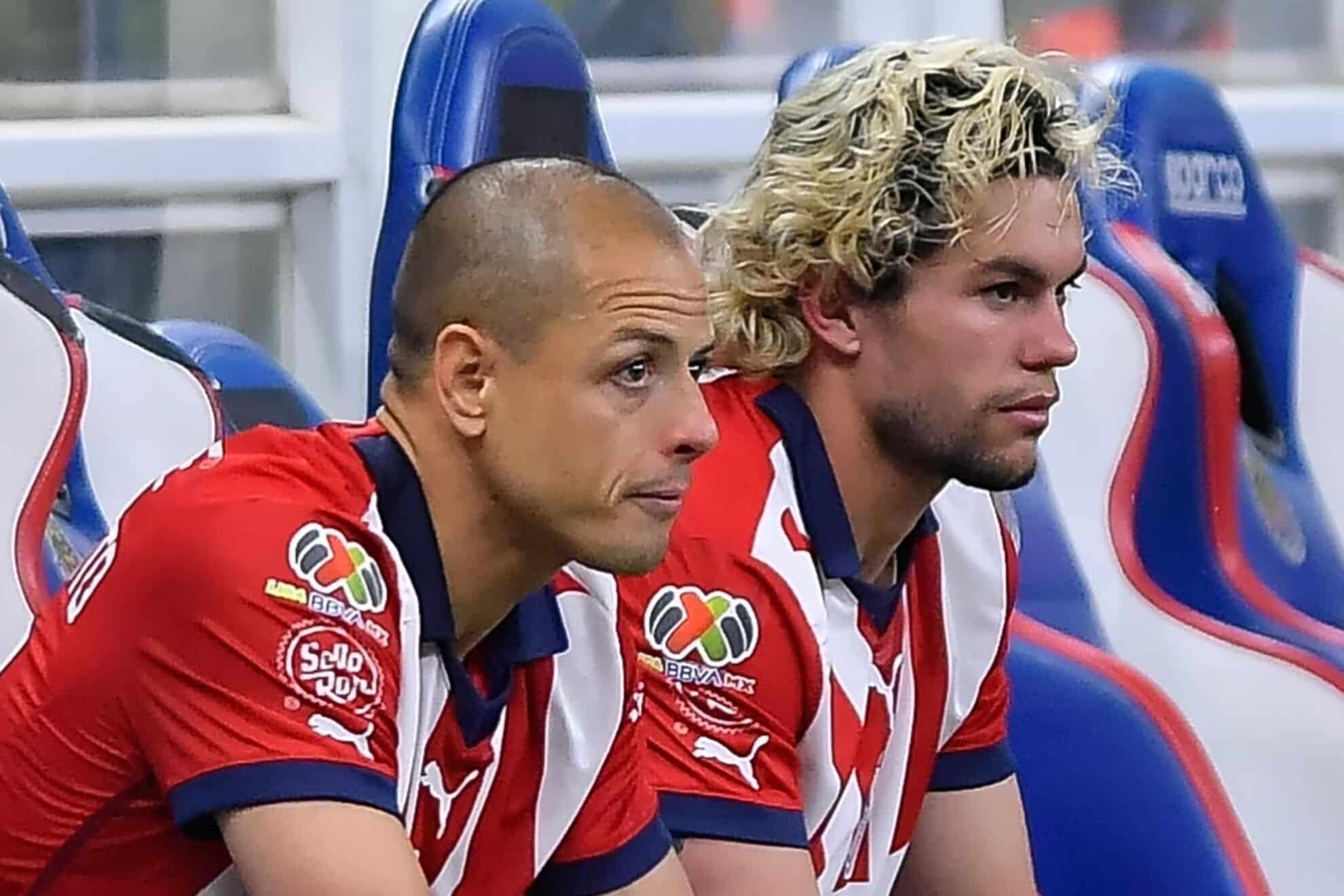 Cade Cowell junto con Chicharito en la banca de Chivas.