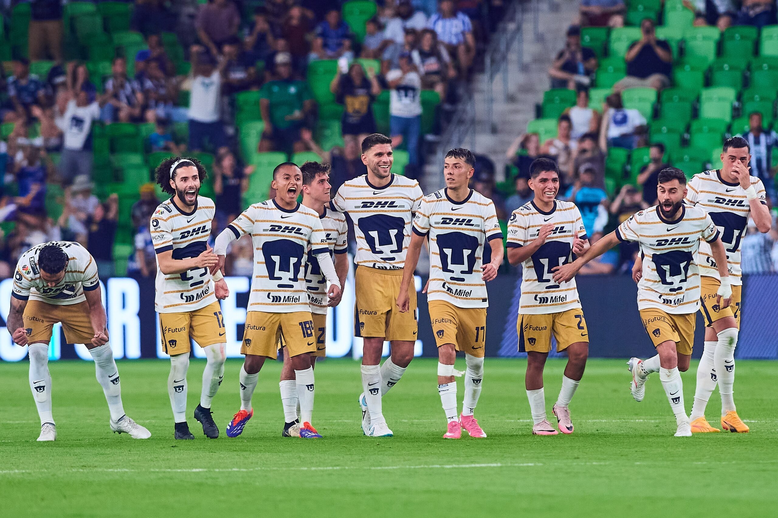 Jugadores de Pumas en su juego pasado ante Vancouver.