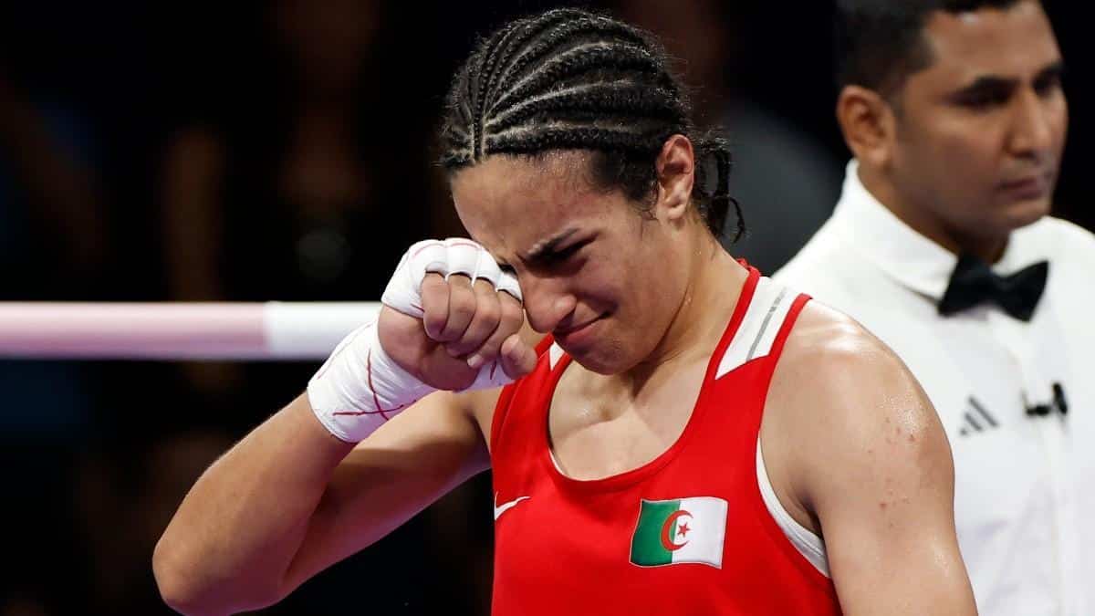 Imane Khelif rompe en llanto tras avanzar a la final en JO.