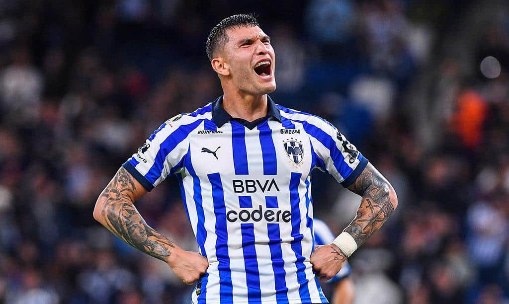 Brandon Vázquez festeja un gol con la playera de Rayados.