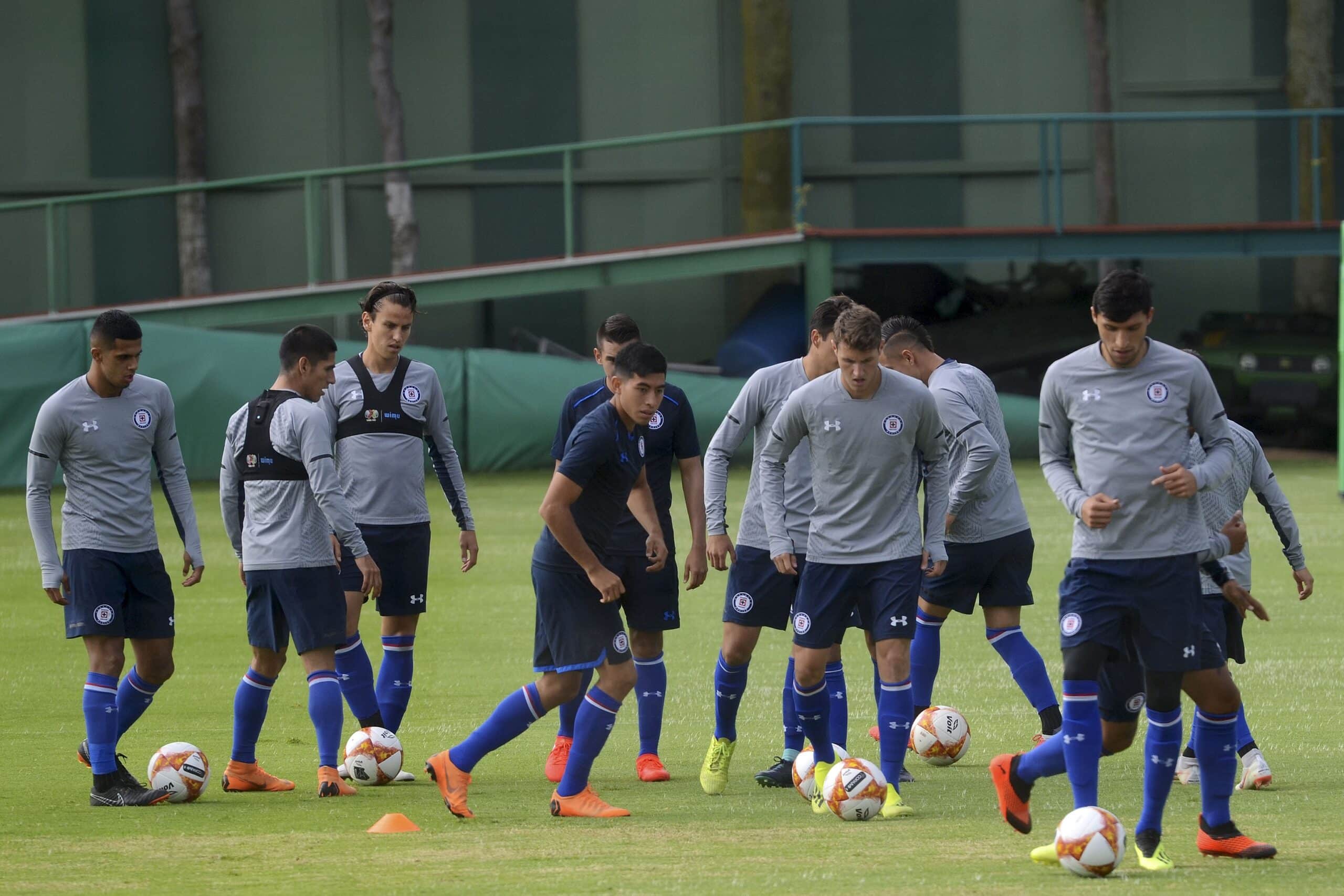 Jugadores de Cruz Azul en entrenamiento previo a la fecha 6.