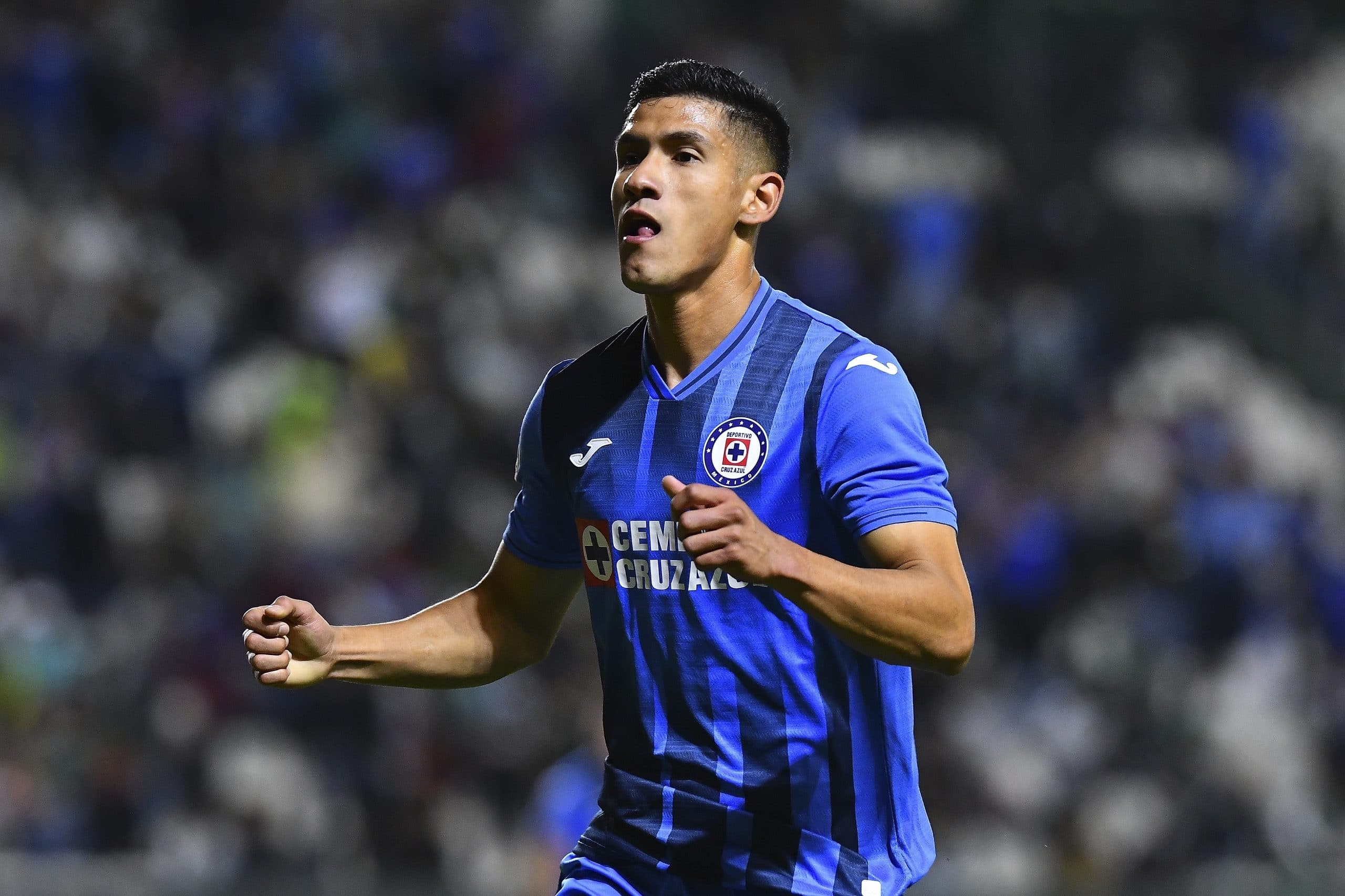 Uriel Antuna en partido del AP2024 con el Cruz Azul.