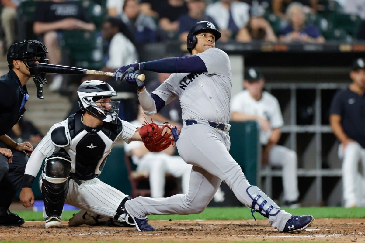 JUAN SOTO AL PEGAR EL PRIMER DE TRES JONRONES