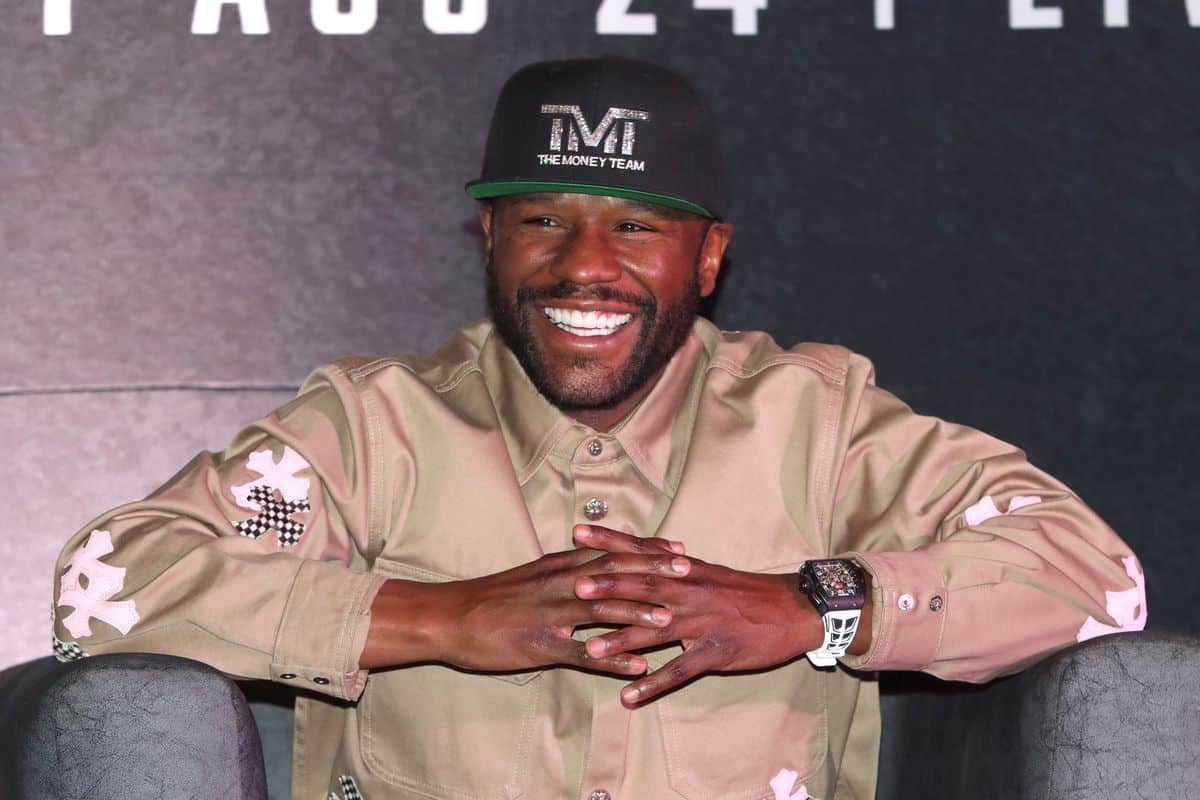 Floyd Mayweather en rueda de prensa en México.