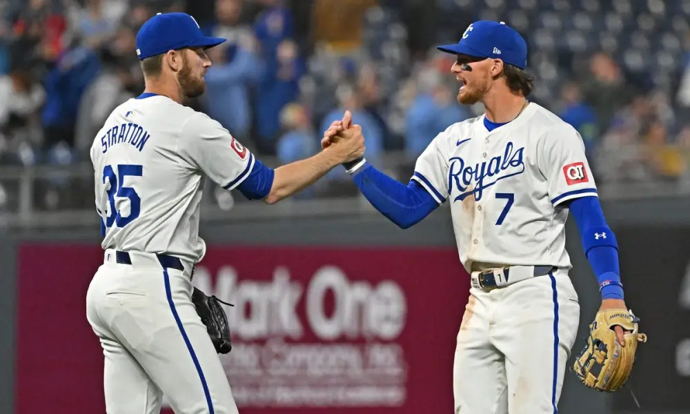 LOS ROYALS FESTEJAN LA VICTORIA