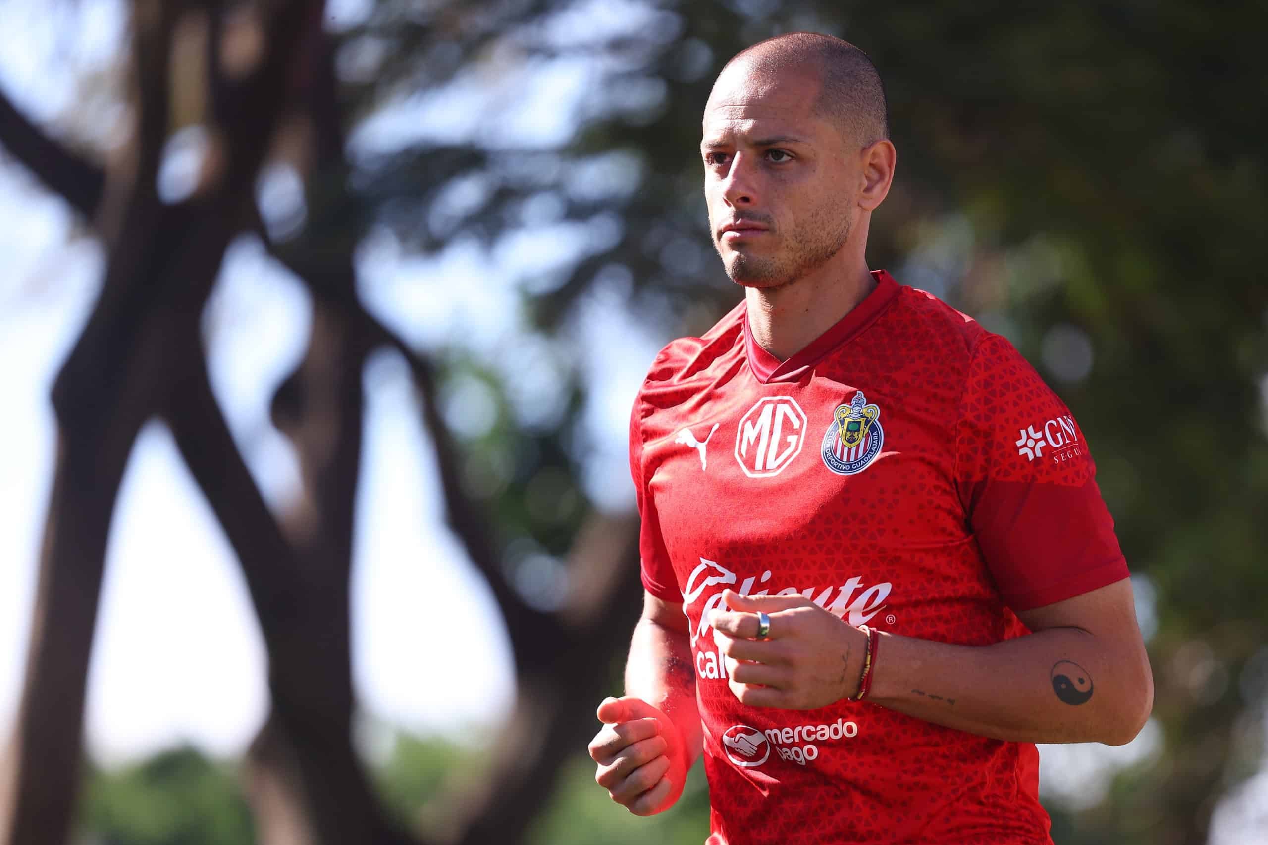 Chicharito Hernández en entrenamiento de Chivas del Guadalajara.