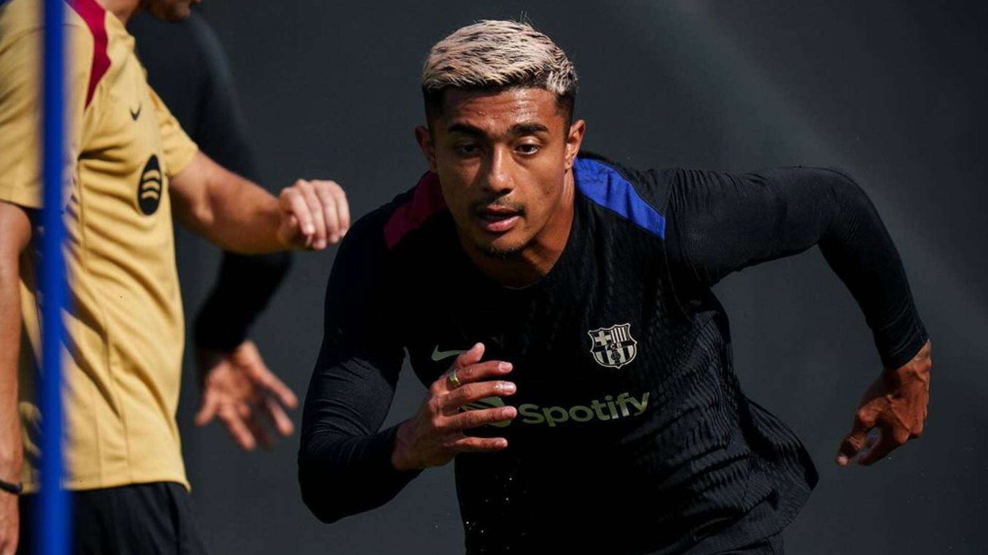 Julián Araujo deja al Barcelona con destino en la Premier League.