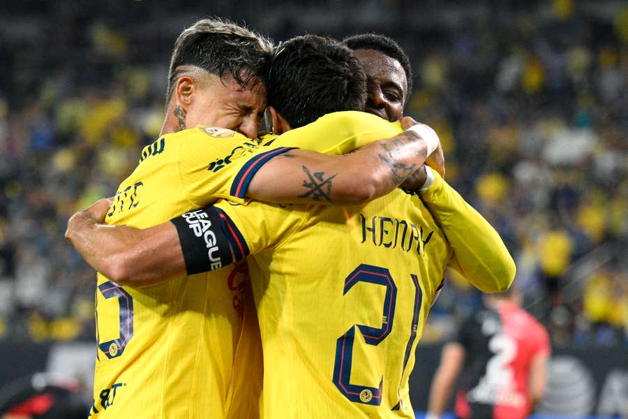 JUGADORES DEL AMÉRICA FESTEJAN EL TRIUNFO ANTE ATLAS