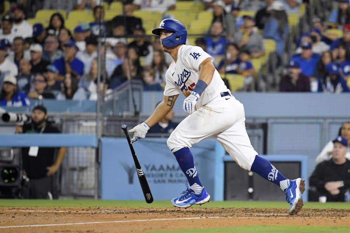 AUSTIN BARNES CONECTA UN DOBLETE