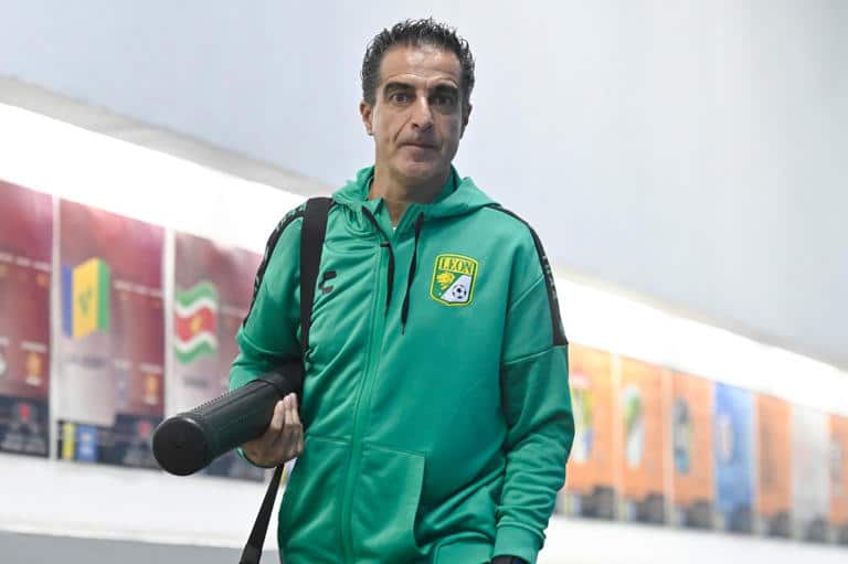 Renato Paiva rumbo al entrenamiento del León.