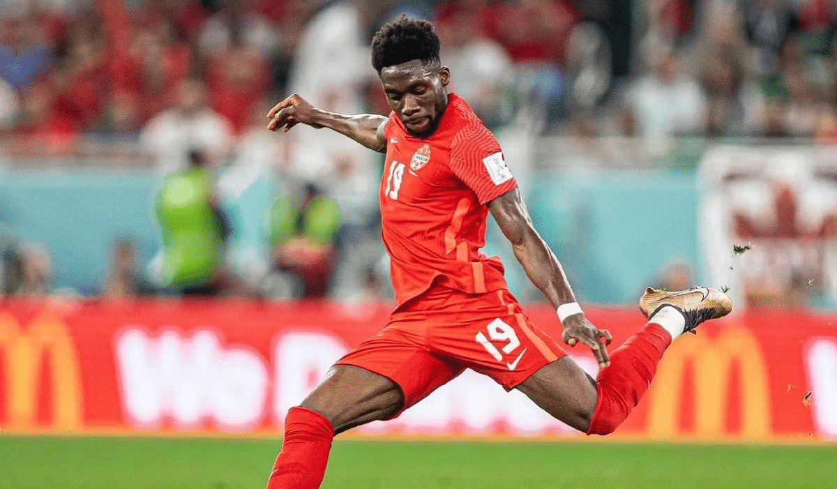 EL JUGADOR DE CANADA DIASPARA A PUERTA