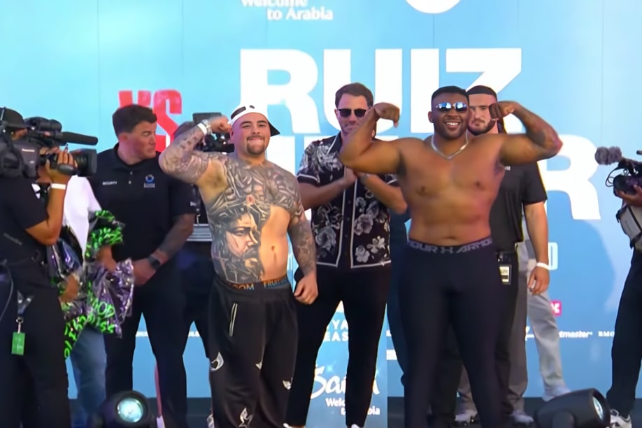 ANDY RUIZ A LA IZQUIERDA Y JARRELL MILLER A LA DERECHA, POSAN PARA LA FOTO TRAS EL PESAJE