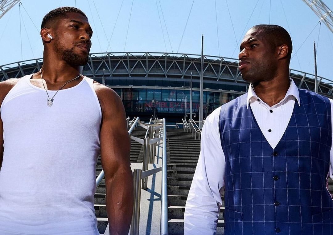 ANTHONY JOSHUA A LA IZQUIERDA Y DANIEL DUBOIS A LA DERECHA, CARA A CARA TRAS UNA SESIÓN DE FOTOS