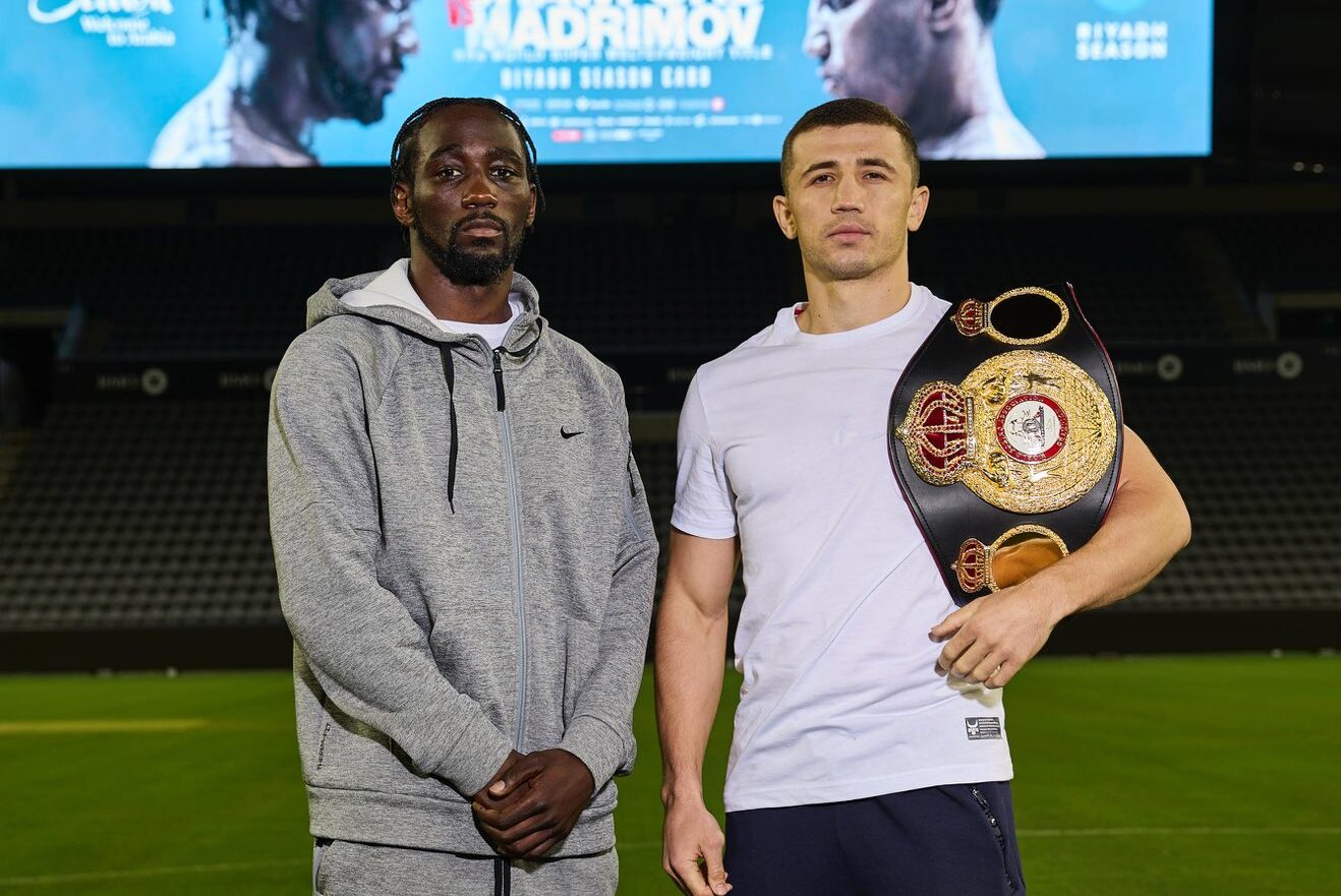 TERENCE CRAWFORD A LA IZQUIERDA E ISRAIL MADRIMOV A LA DERECHA, POSAN PARA LA FOTO LADO A LADO