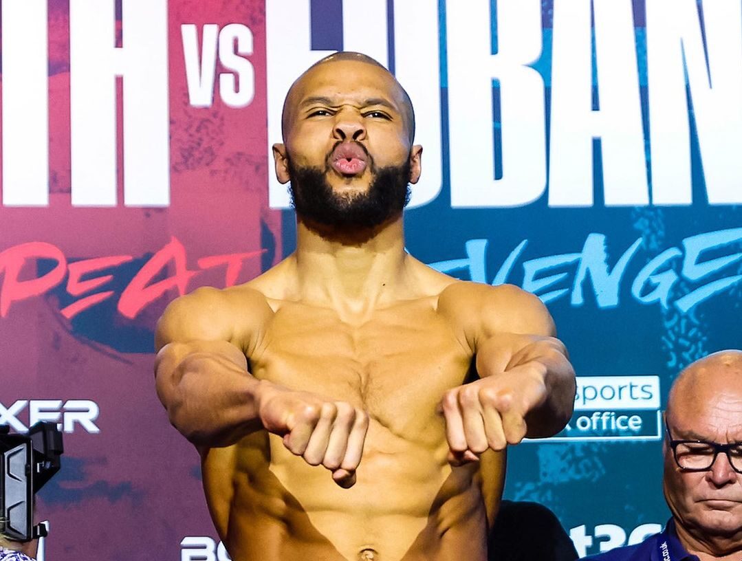 CHRIS EUBANK JR POSA PARA LA FOTO TRAS UN PESAJE