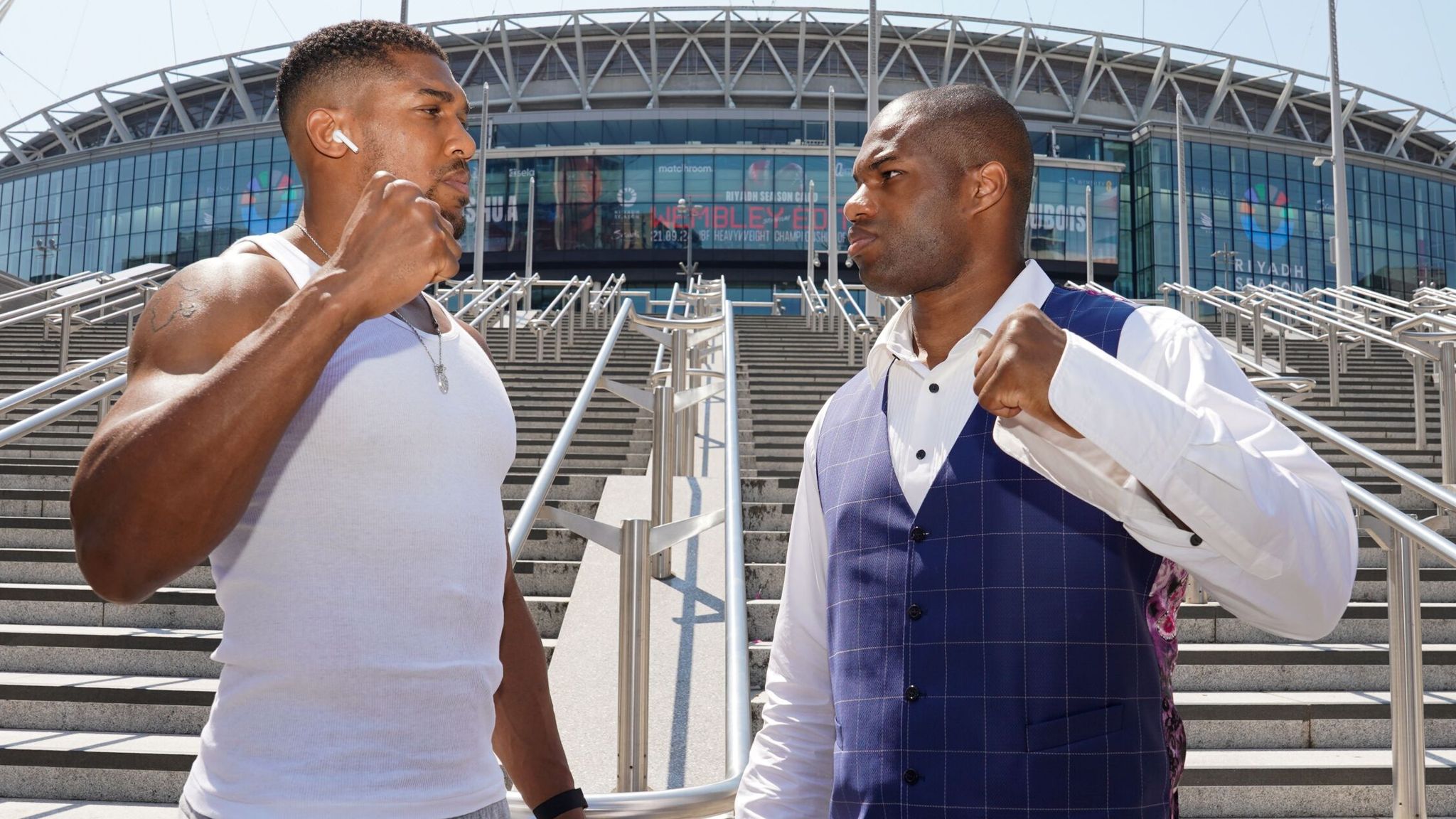 ANTHONY JOSHUA A LA IZQUIERDA Y DANIEL DUBOIS A LA DERECHA, FRENTE A FRENTE EN EL INICIO DE PROMOCIÓN DEL COMBATE EN SESIÓN DE FOTOS