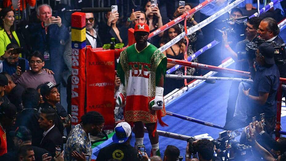 FLOYD MAYWEATHER JR POSA PARA LA FOTO